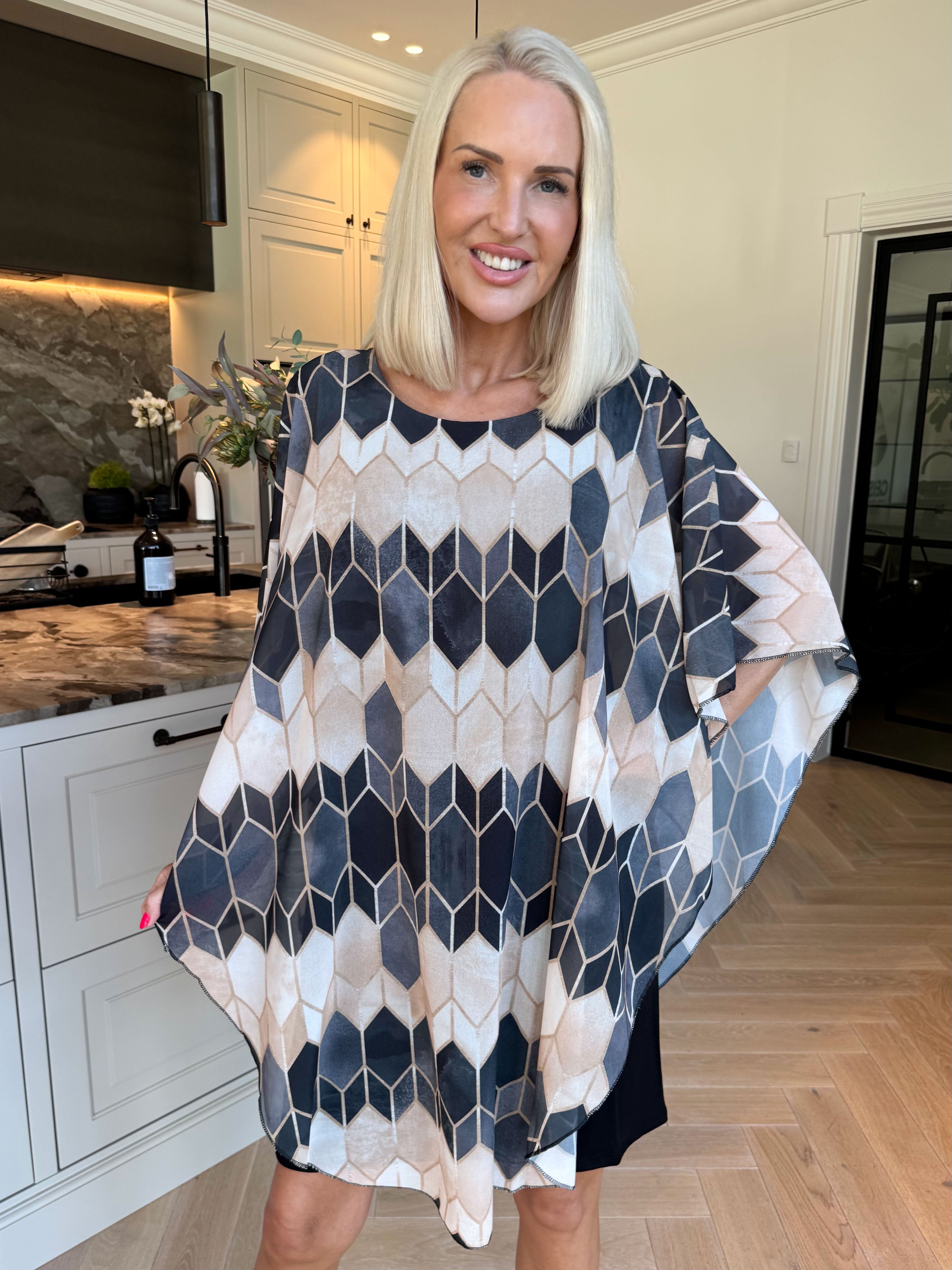 Kenya Pattern - Kjole med et let mønstret chiffonstykke